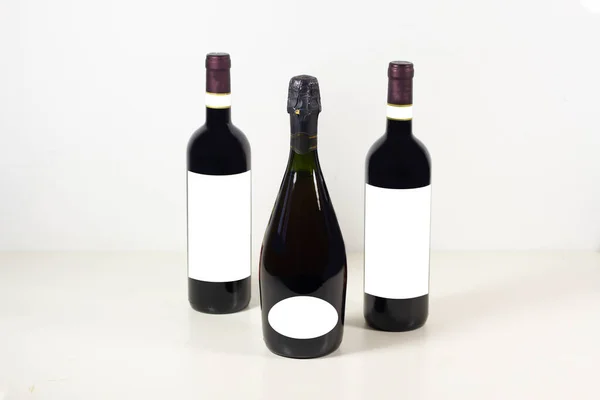Vin Flaskor Vit Bakgrund — Stockfoto