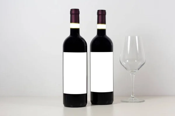 Flaskor Rött Vin Och Ett Glas Vitt Och Svart Och — Stockfoto
