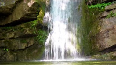 İtalya 'nın güzel Toskana bölgesinde doğa ve yeşilliklerle çevrili muhteşem gizli bir şelalenin doğal videosu. Şelalenin tepesine ateş etmek