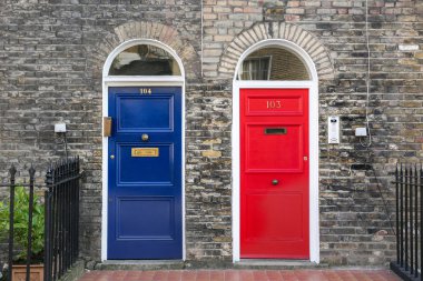 Londra'nın mavi ve kırmızı kapı