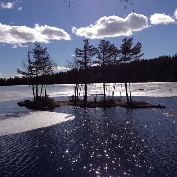 Snöfall med blå bakgrund — Stockfoto