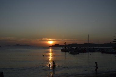 Sahilde gün batımı