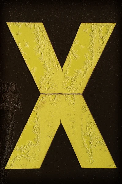 Żółte litery X pokryte mróz — Zdjęcie stockowe