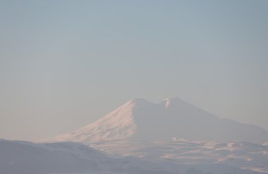 Karla kaplı dağ zirveleri