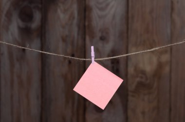 Bir renkli kağıda bir ip üzerinde asılı