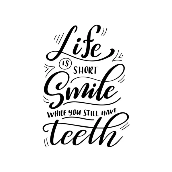 歯のケア手の引用符を描いた。ポスター用のタイポグラフィレタリング。人生はまだ歯がある間に短い笑顔です。ベクターイラスト — ストックベクタ