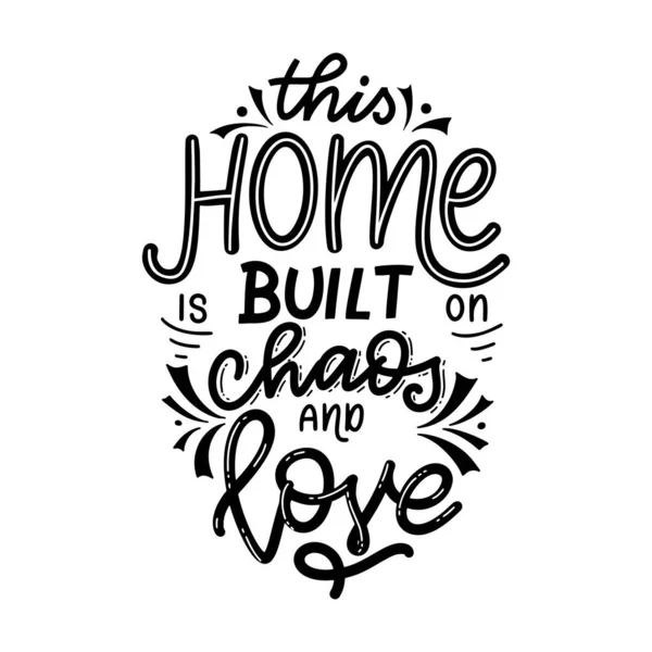 Esta casa está construida sobre el caos y el amor. Cartel tipográfico dibujado a mano. Caligrafía vectorial para grabados, sala de niños, decoración, pancarta — Vector de stock