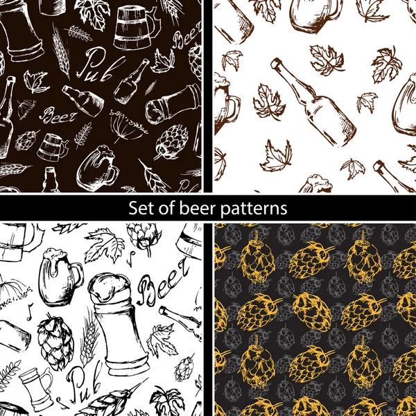 Conjunto de padrão sem costura de cerveja no backgroun preto. Textura vetorial no estilo de desenho à mão —  Vetores de Stock