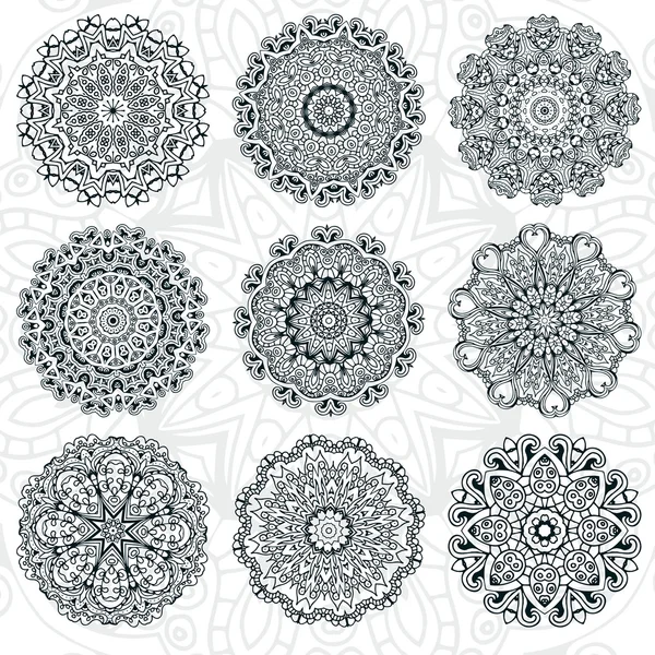 Uppsättning av abstrakt designelement. Runda mandalas i vector. Grafisk mall för din design. Dekorativ retro prydnad. Hand dras bakgrund med blommor. — Stock vektor