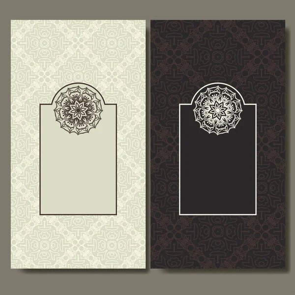 Un juego de cartas. El diseño adornado se puede utilizar para invitación, saludo o tarjeta de visita. Plantilla para tu diseño. Mandala vector fondo con lugar para el texto . — Vector de stock