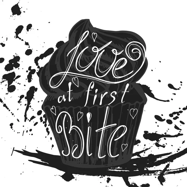 Cita vectorial tipográfica dibujada a mano sobre fondo de pizarra. Lettering: Love at first Bite. Colección Bacery. Cartel con saludo.Diseño tipográfico con lema creativo — Vector de stock