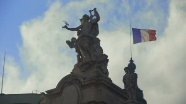 Fransız bayrağının heykeli ile rüzgarda üfleme. Fransa'nın sembolü