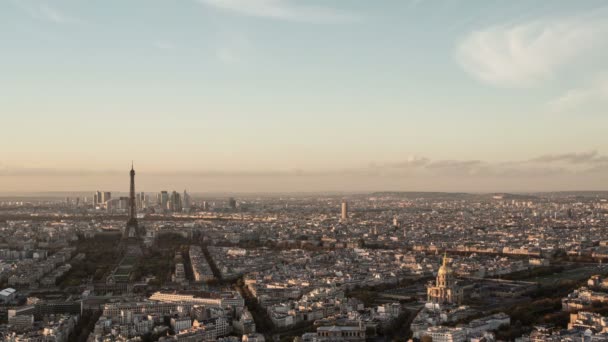 Day-to-night timelapse overview of Paris city seen from above. — Stock Video