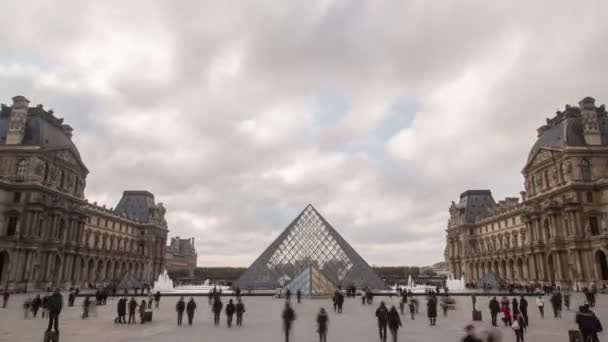 19.11.2014, Paris, Fransa: Louvre Müzesi ve Paris, Fransa'daki piramitzaman aşımı. ultra yüksek çözünürlüklü. — Stok video