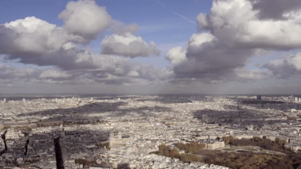 Ampio angolo introduzione girato della città di Parigi con Notre Dame e diversi monumenti. Di giorno — Video Stock