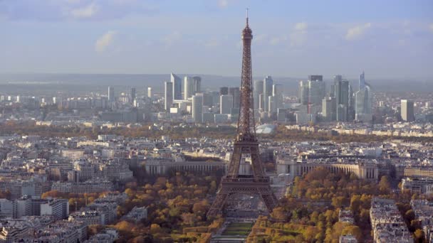 Tot vaststelling van luchtfoto van de Eiffeltoren. overdag — Stockvideo