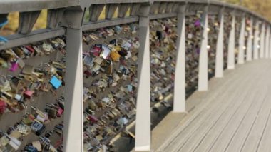 Aşk bir köprü Paris asma kilitler. Atış kurulması