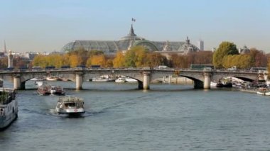 Grand palais ve Paris'te Seine iki kurulması çekim turistik tekneler ile.