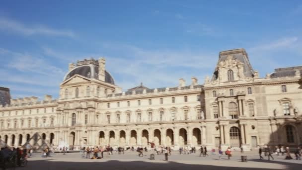 Panning Messa in scena del museo del Louvre a Parigi in una giornata di sole . — Video Stock