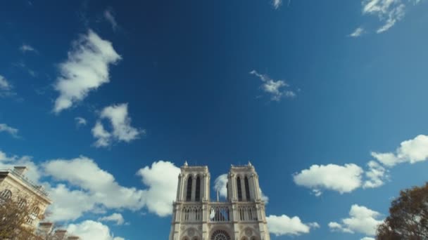 Notre Dame de Paris görüntüleri. Güneşli bir günde iki kurulması çekim — Stok video