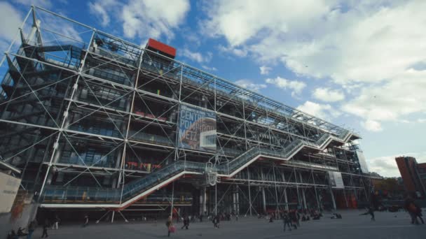Pompidou centro en París, Dos diferentes tomas de establecimiento con panorámica e inclinación hacia abajo . — Vídeo de stock