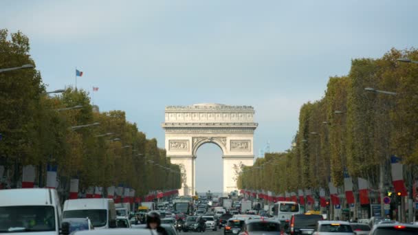 Triumfbågen i Paris sett från Champs Elysees en solig dag med trafik Royaltyfri Stockvideo