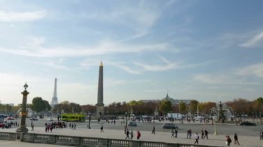 19.11.2014, Paris, Fransa: Concorde Place iki kurulması çekim tarafından geçen trafik ile güzel bir günde.