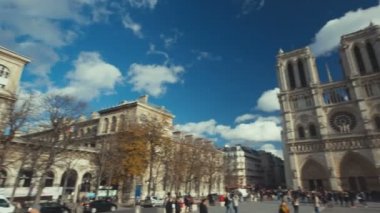Paris'te ünlü Notre Dame Kilisesi'nin iki kurulması çekim.