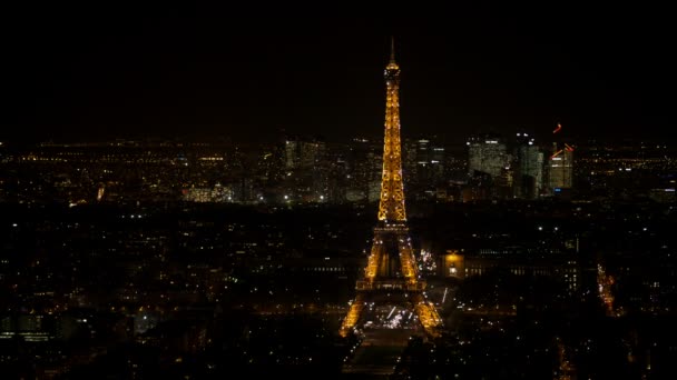 Искрящаяся Эйфелева башня в Париже видна ночью с высоты птичьего полета — стоковое видео