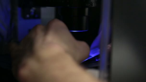 Insertar la muestra en un microscopio moderno — Vídeos de Stock