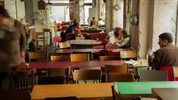 Paris'te yoğun bir hipster restoranın hızlandırılmış — Stok video
