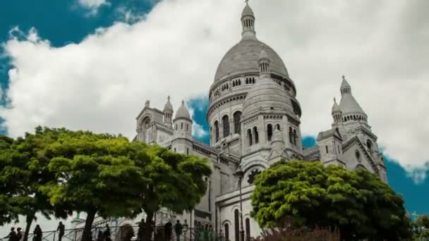 Zeitraffer der schönen und stolzen Sacre Cœur Kirche in Paris an einem bewölkten, sonnigen Tag. — Stockvideo