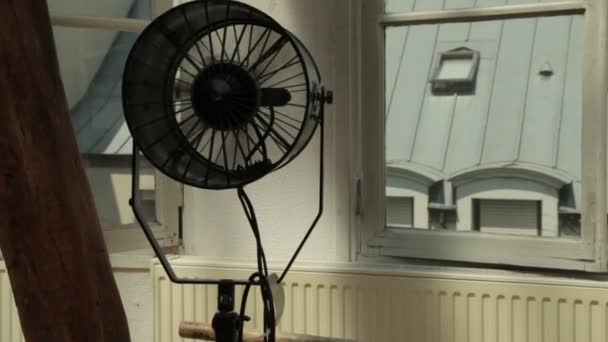 Professionele koeling ventilator bredere schot — Stockvideo