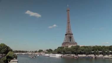 Eyfel Kulesi ile Seine bir tekne ile