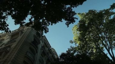 Klasik Paris apartman ve Eyfel Kulesi