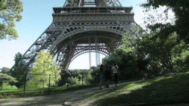 Eyfel Kulesi Paris, Fransa tarafından geçen turistler