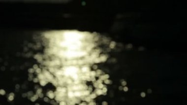 Arka planda şekillerle soyut bulanık su yansımalar