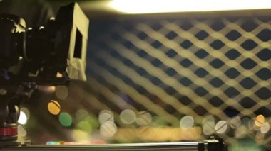 Kaydırıcıyı arka planda güzel ışıklı ilerleyen video dslr fotoğraf makinesi. sahneleri video prodüksiyon
