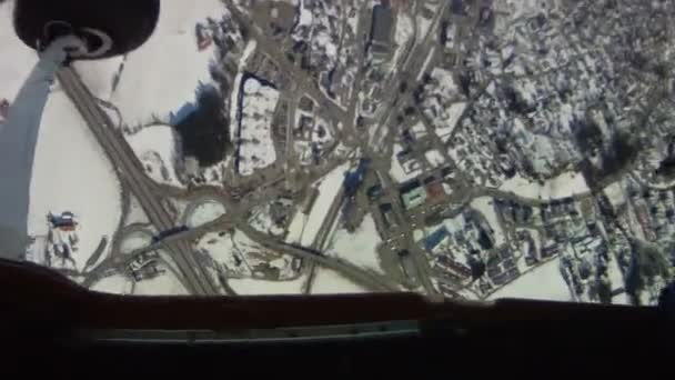 Skydiver άλματα έξω από το αεροπλάνο. άποψη από skydiver — Αρχείο Βίντεο