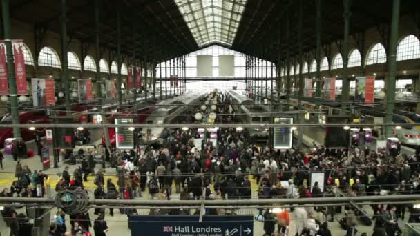 Hora punta en la estación de tren ocupada — Vídeo de stock