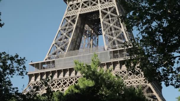 Descobrindo a poderosa e grande Torre Eiffel em Paris, França — Vídeo de Stock