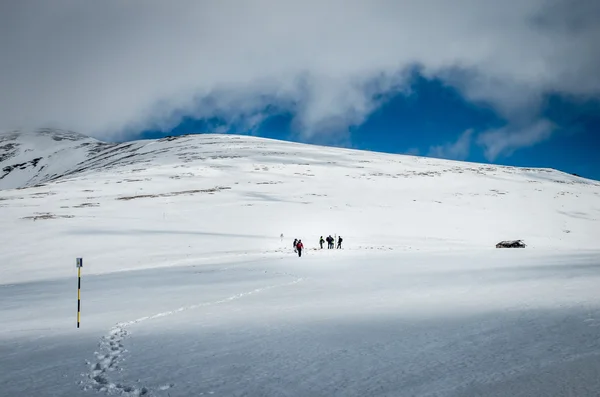 Paisaje invernal en las montañas. Grupo de excursionistas . —  Fotos de Stock