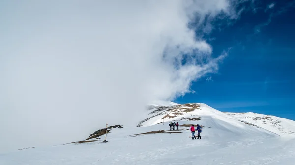 Paisaje invernal en las montañas. Grupo de excursionistas . —  Fotos de Stock