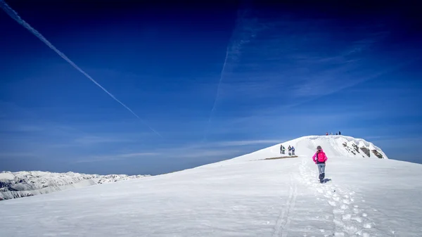 Paisaje invernal en las montañas. Grupo de excursionistas . —  Fotos de Stock