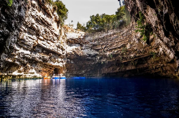 Озеро Мелисани в пещеру Мелиссани. Остров Кефалония, Греция — стоковое фото