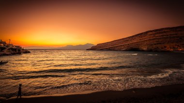 Günbatımı Matala Beach adada Crete, Yunanistan