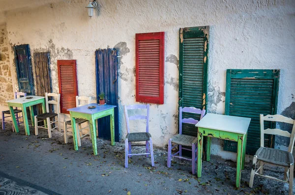 Mesas antigas e assentos na rua . — Fotografia de Stock