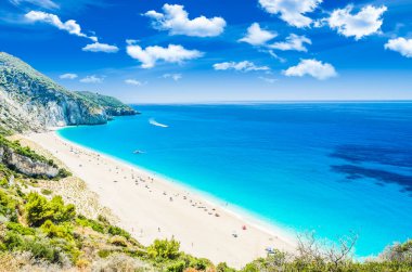 Yunanistan 'ın Lefkada adasındaki Milos plajı. Yunanistan 'ın Lefkada kentindeki Agios Nikitas köyü yakınlarındaki Milos plajı