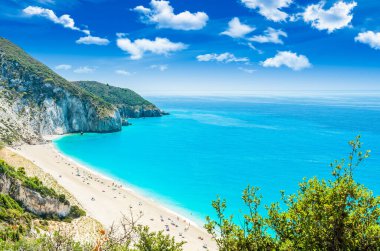 Yunanistan 'ın Lefkada adasındaki Milos plajı. Yunanistan 'ın Lefkada kentindeki Agios Nikitas köyü yakınlarındaki Milos plajı