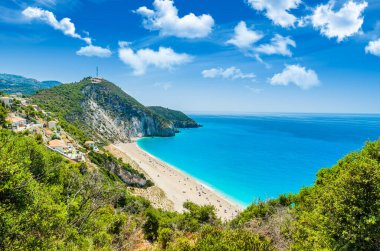 Yunanistan 'ın Lefkada adasındaki Milos plajı. Yunanistan 'ın Lefkada kentindeki Agios Nikitas köyü yakınlarındaki Milos plajı